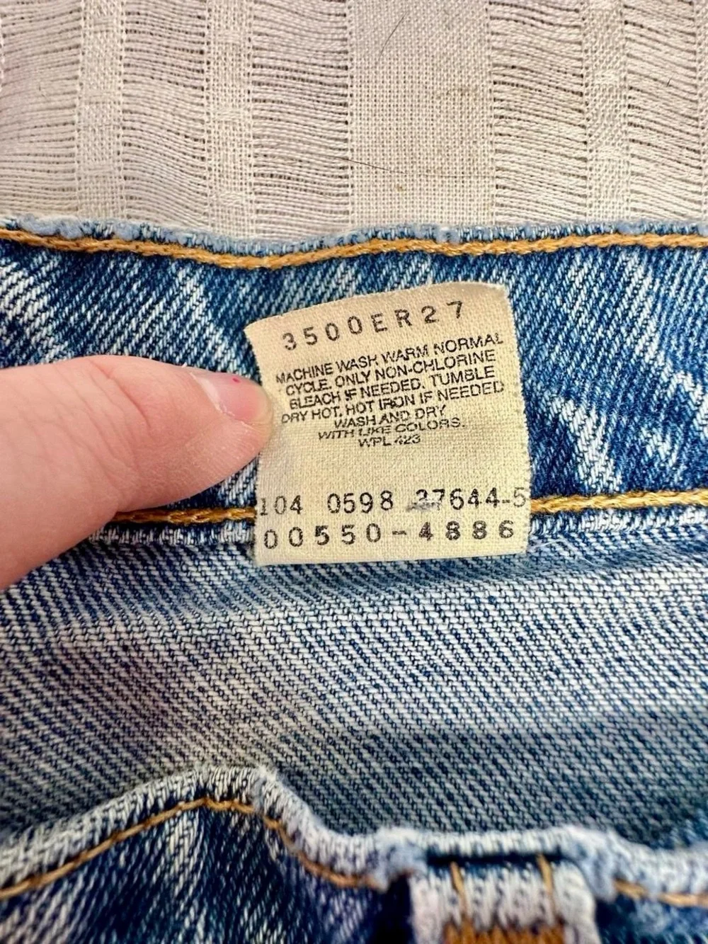 Vintage 90s Levi’s 550 Relaxed Fit Light Wash Jeans